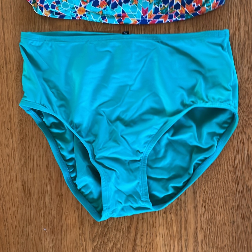 Like new Jantzen Takini. Excellent condition like new - Picture 3 of 7